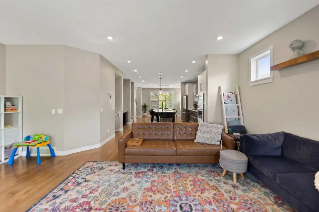 124 25 Avenue NE Calgary AB T2X 1X8