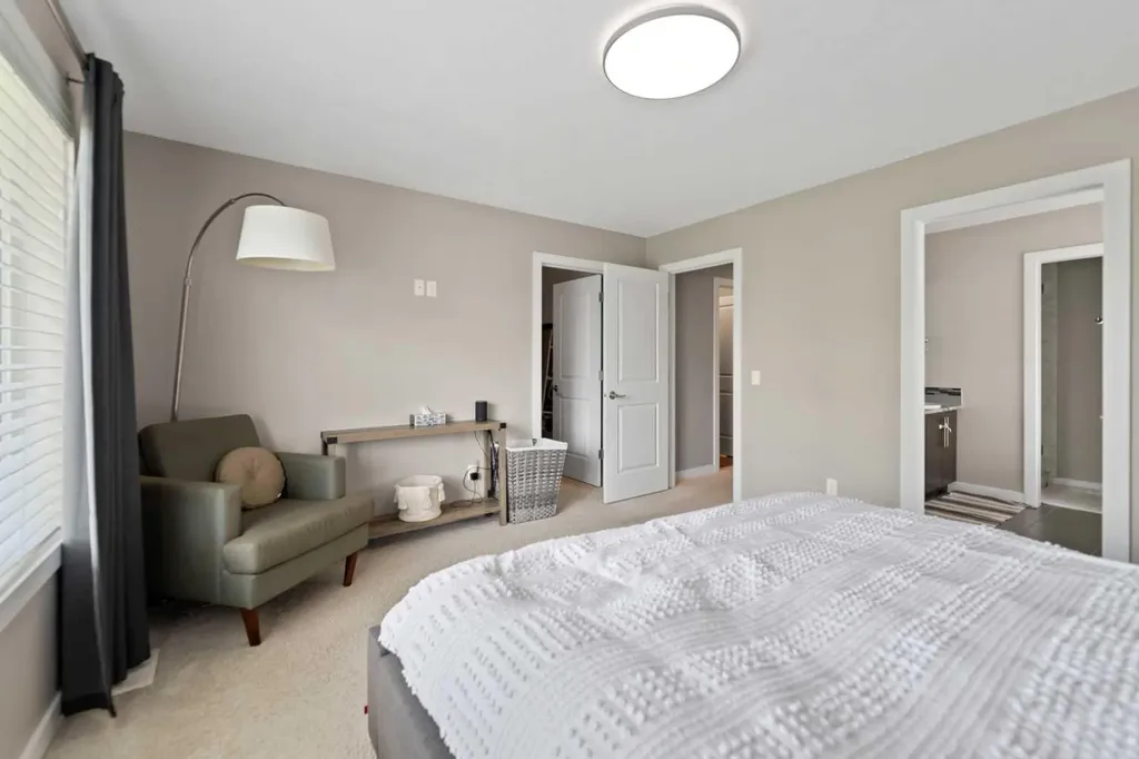 124 25 Avenue NE Calgary AB T2X 1X8