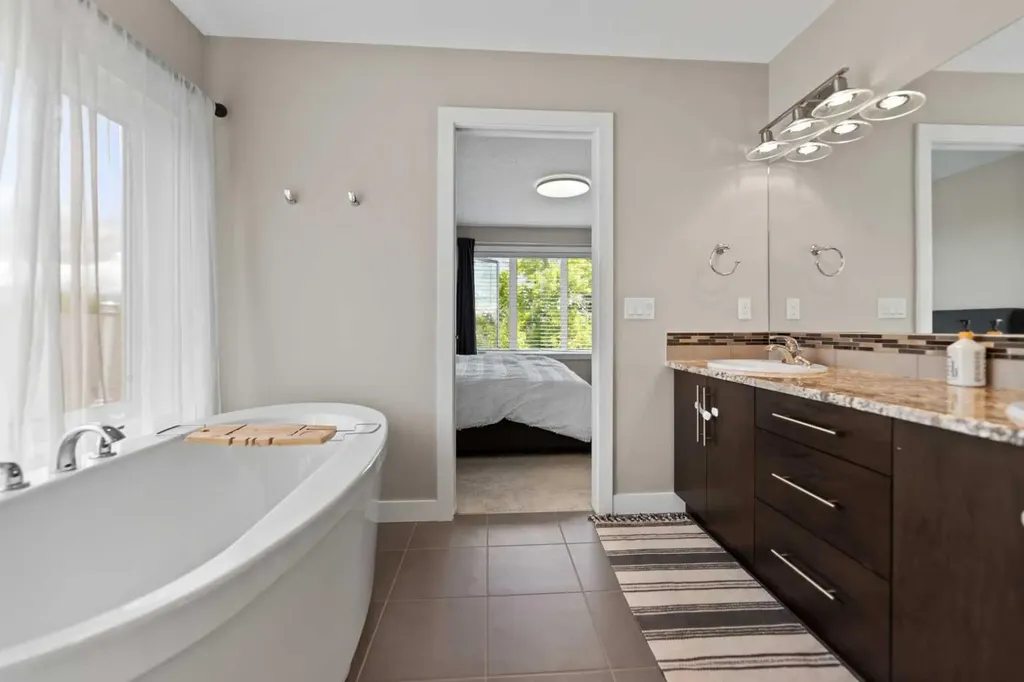 124 25 Avenue NE Calgary AB T2X 1X8