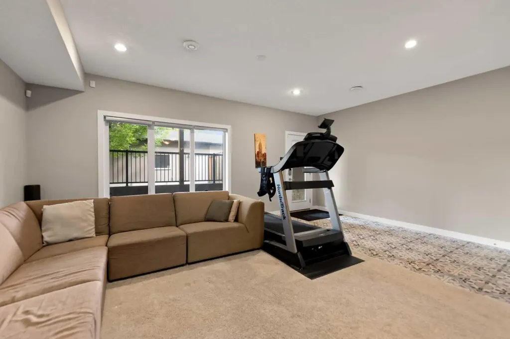 124 25 Avenue NE Calgary AB T2X 1X8