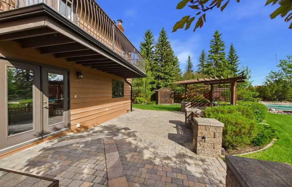 168 Canterville Drive SW Calgary AB T2W3X2