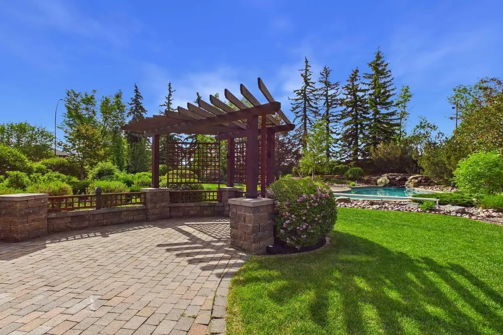 168 Canterville Drive SW Calgary AB T2W3X2