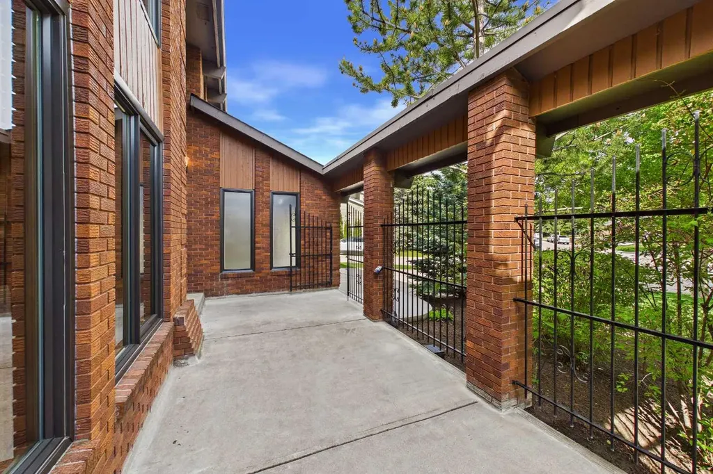 168 Canterville Drive SW Calgary AB T2W3X2