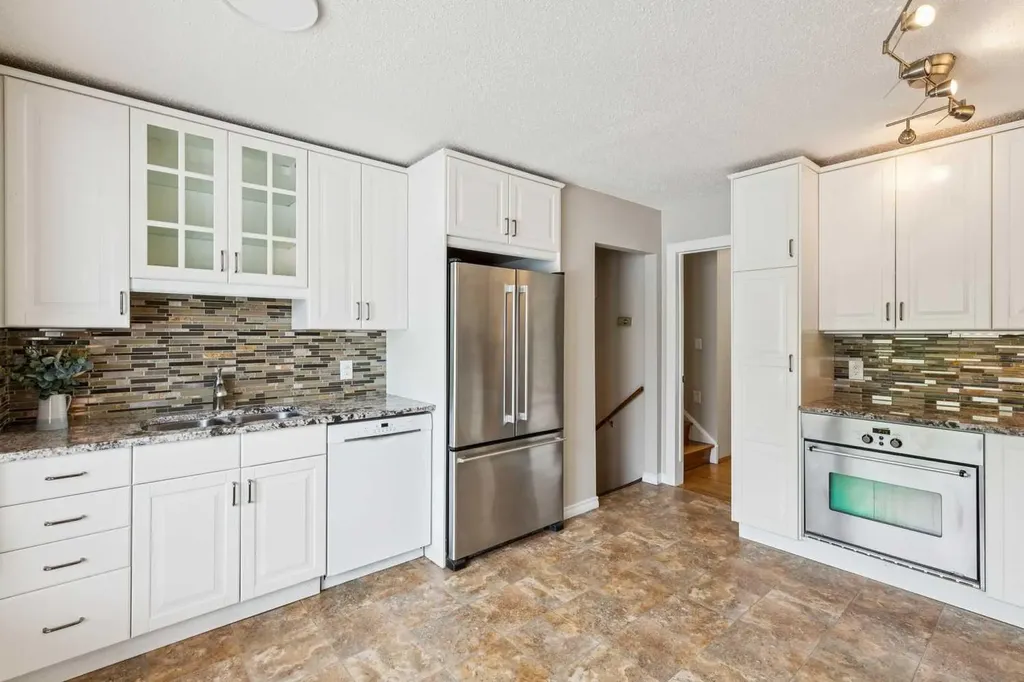 931 124 Avenue SW Calgary AB T2W 1T2