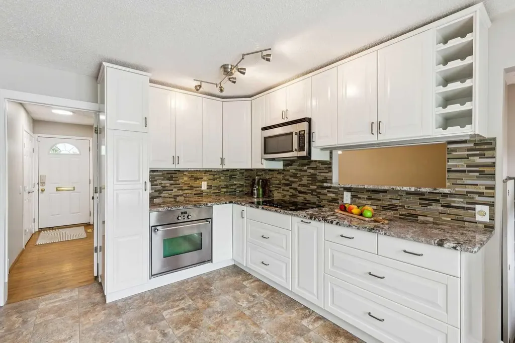 931 124 Avenue SW Calgary AB T2W 1T2