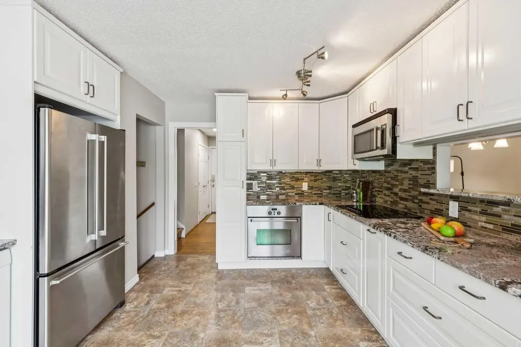 931 124 Avenue SW Calgary AB T2W 1T2