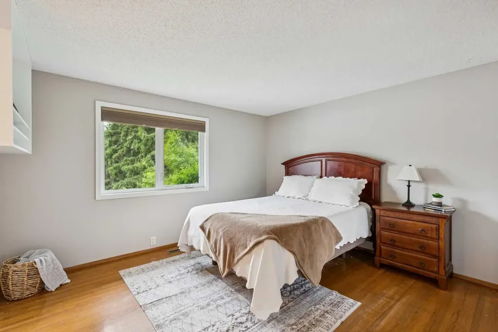931 124 Avenue SW Calgary AB T2W 1T2