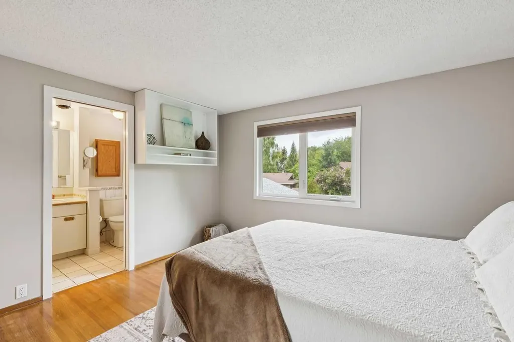 931 124 Avenue SW Calgary AB T2W 1T2