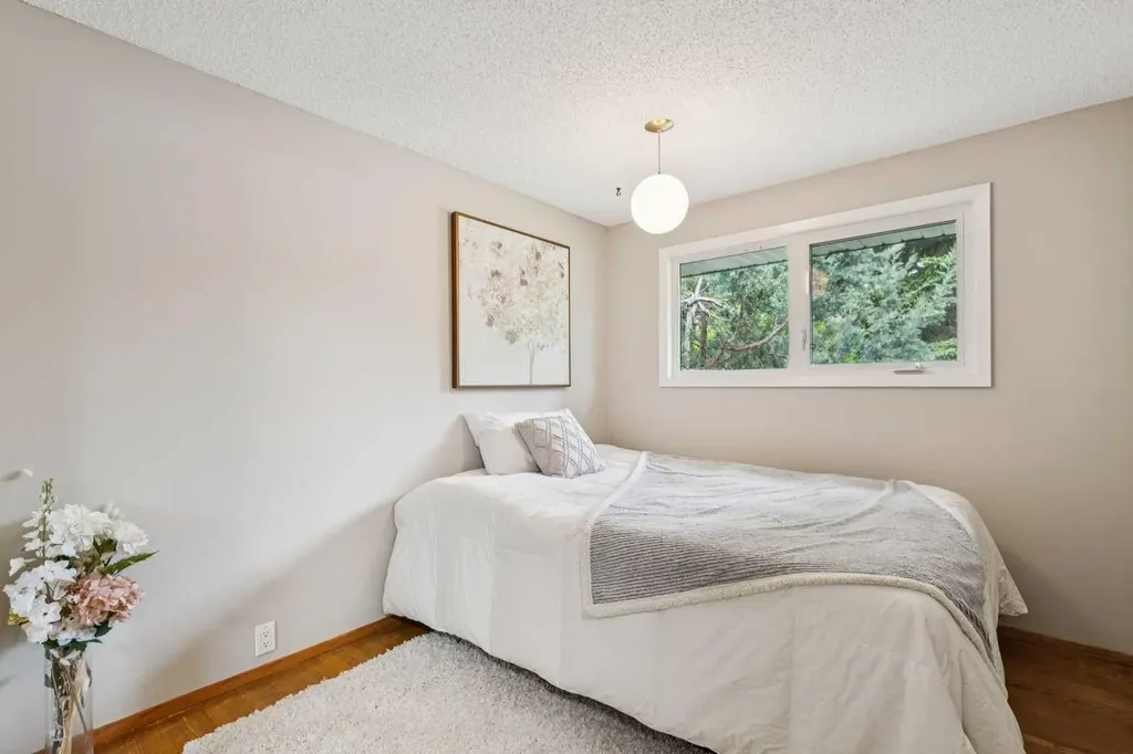 931 124 Avenue SW Calgary AB T2W 1T2