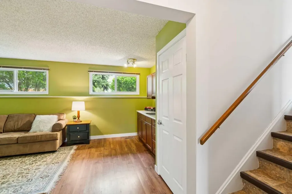 931 124 Avenue SW Calgary AB T2W 1T2