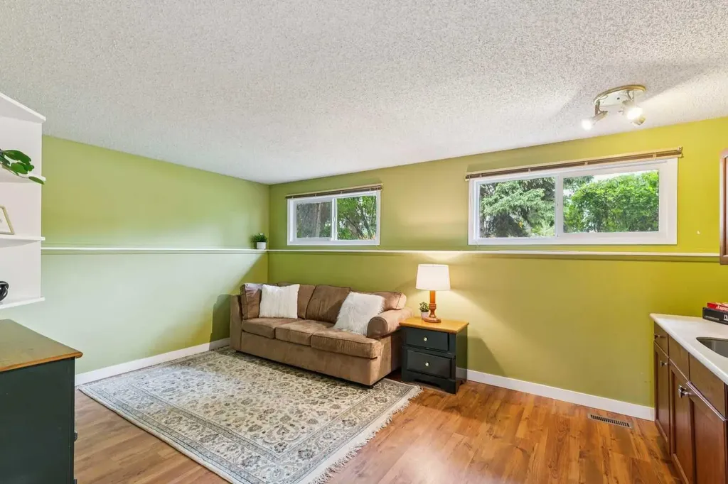 931 124 Avenue SW Calgary AB T2W 1T2