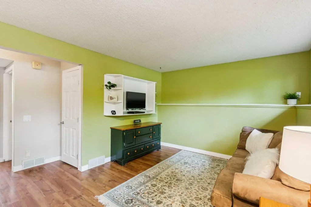 931 124 Avenue SW Calgary AB T2W 1T2