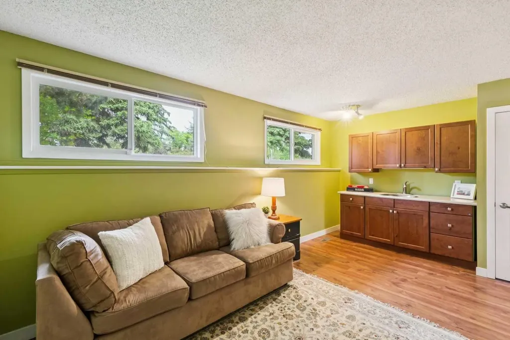 931 124 Avenue SW Calgary AB T2W 1T2