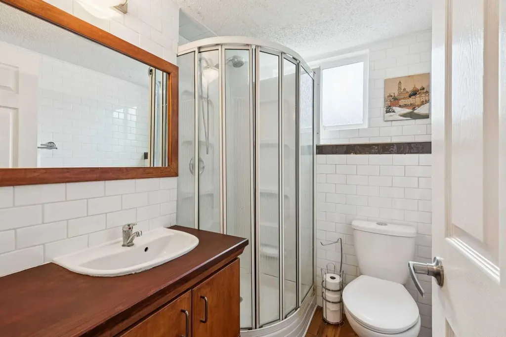 931 124 Avenue SW Calgary AB T2W 1T2