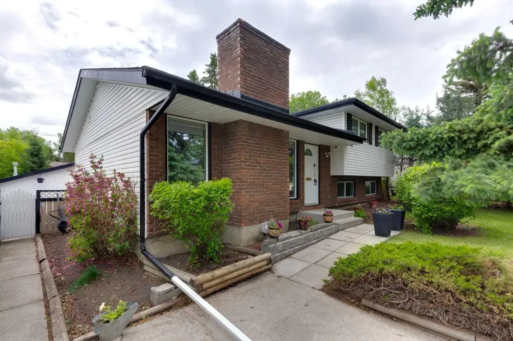 931 124 Avenue SW Calgary AB T2W 1T2