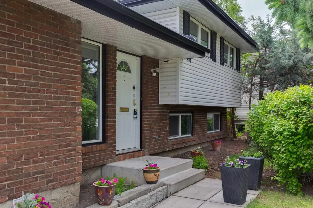 931 124 Avenue SW Calgary AB T2W 1T2