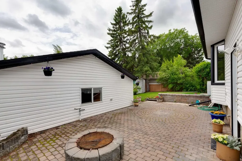 931 124 Avenue SW Calgary AB T2W 1T2