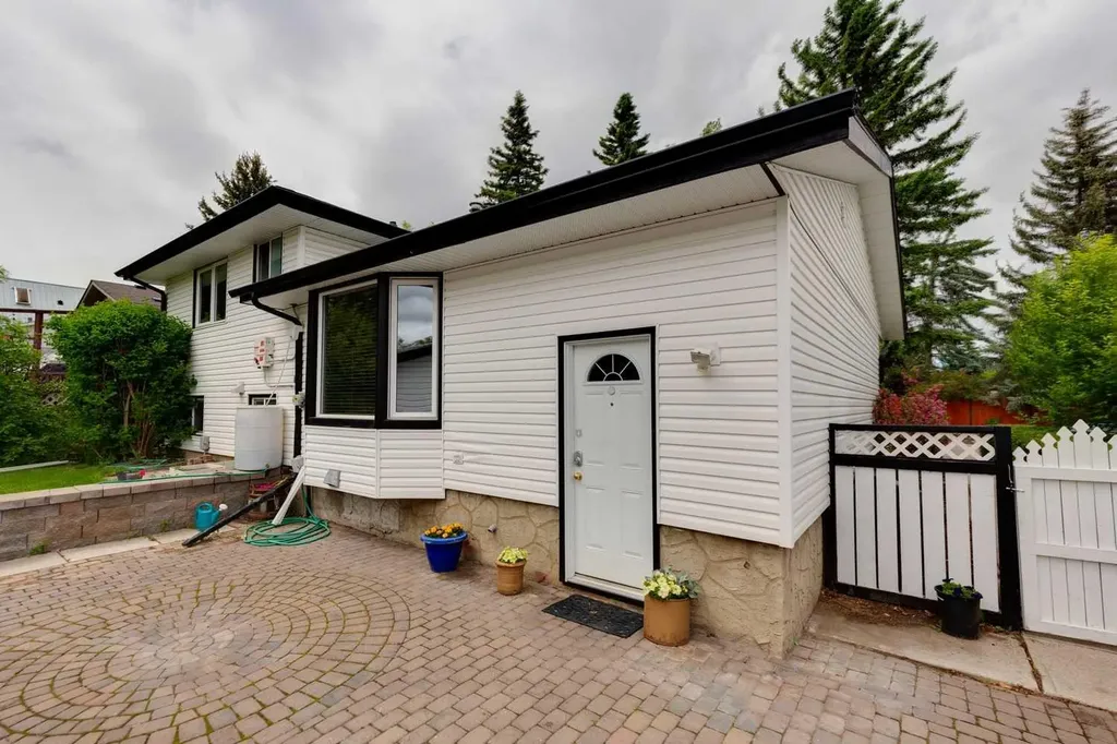 931 124 Avenue SW Calgary AB T2W 1T2