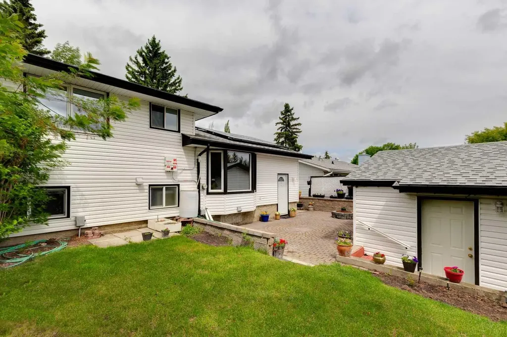 931 124 Avenue SW Calgary AB T2W 1T2