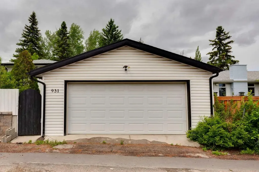 931 124 Avenue SW Calgary AB T2W 1T2