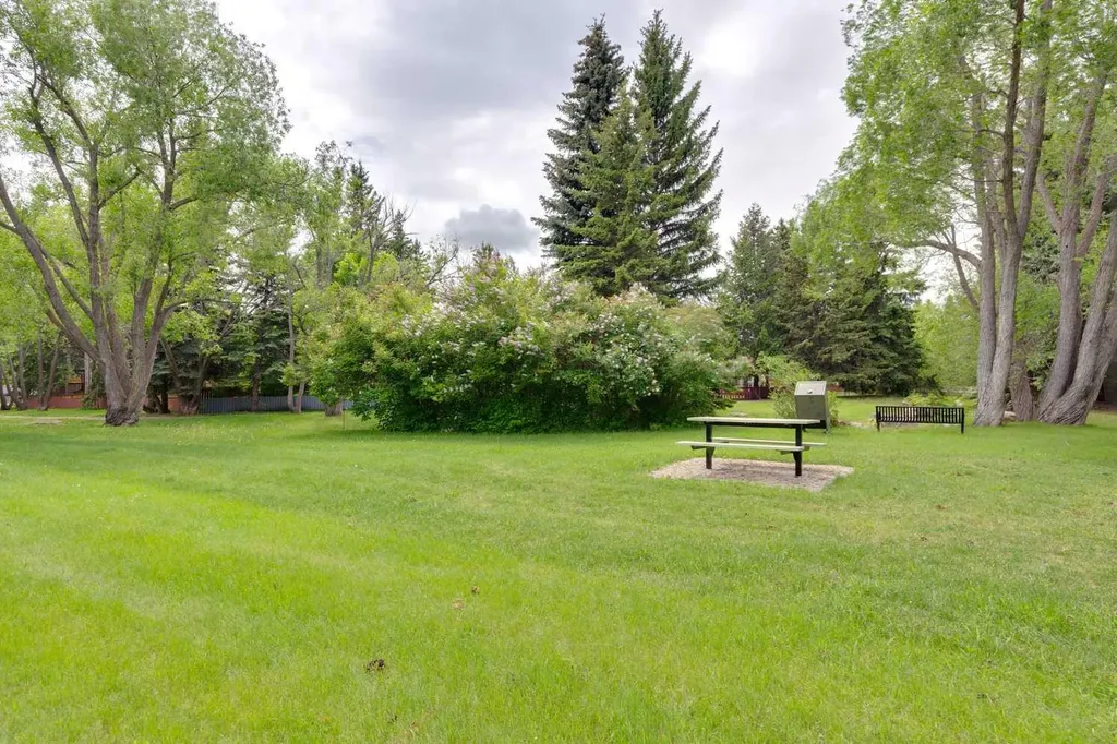 931 124 Avenue SW Calgary AB T2W 1T2