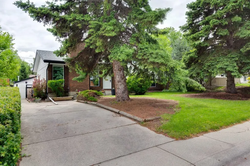 931 124 Avenue SW Calgary AB T2W 1T2