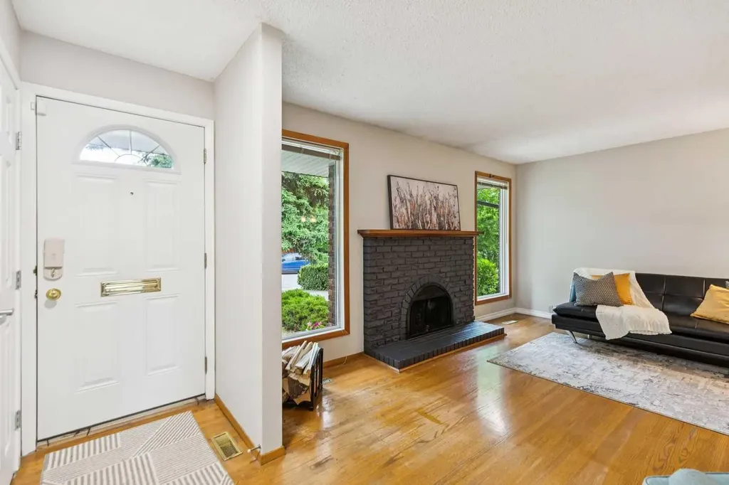 931 124 Avenue SW Calgary AB T2W 1T2