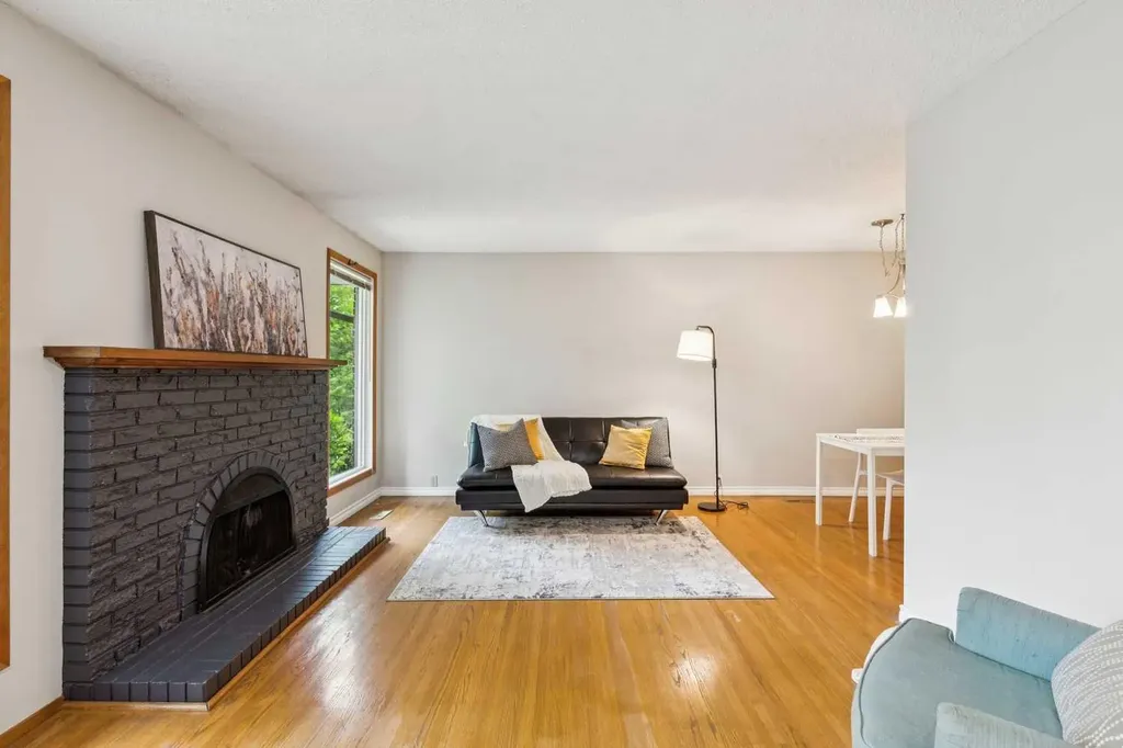 931 124 Avenue SW Calgary AB T2W 1T2