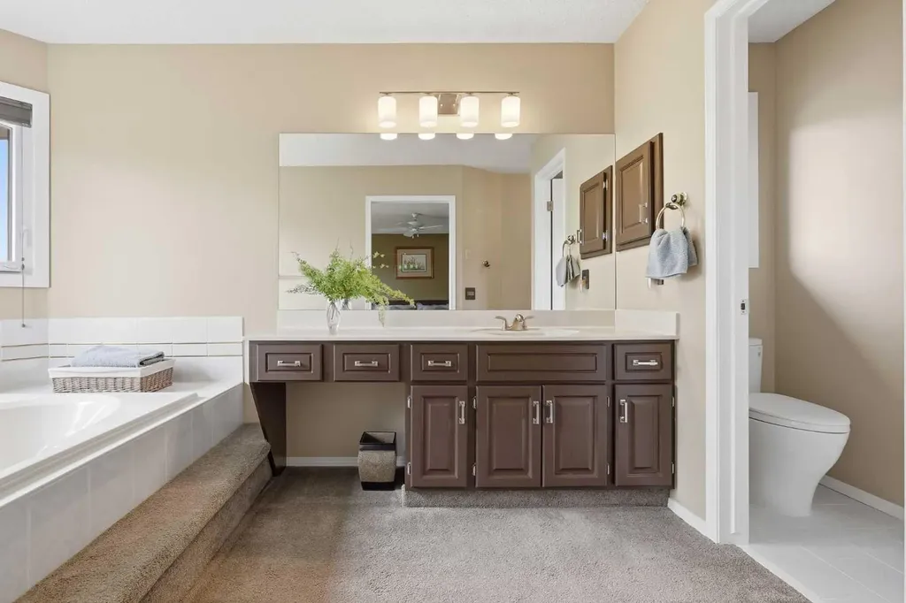 828 Douglas Woods Place SE Calgary AB t2z 2e9