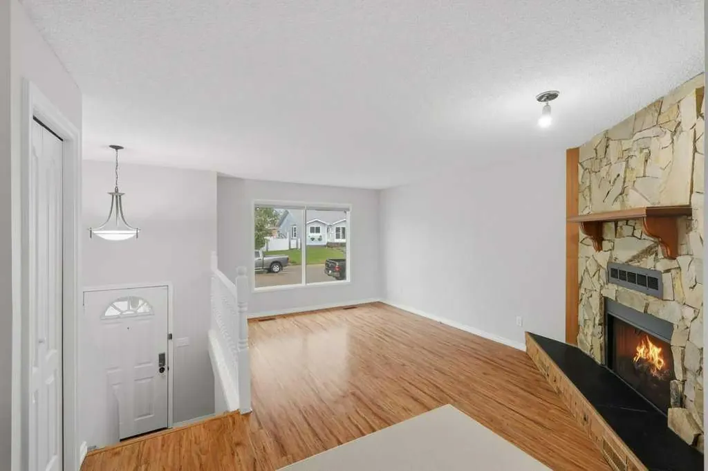 102 Denovan Crescent Red Deer AB T4R 1W2