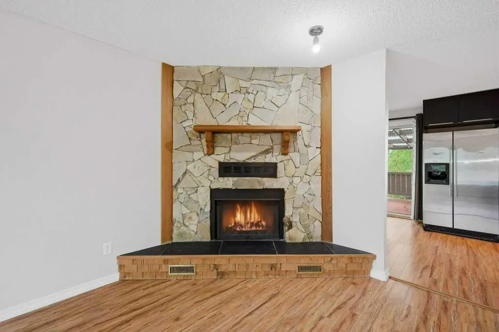 102 Denovan Crescent Red Deer AB T4R 1W2