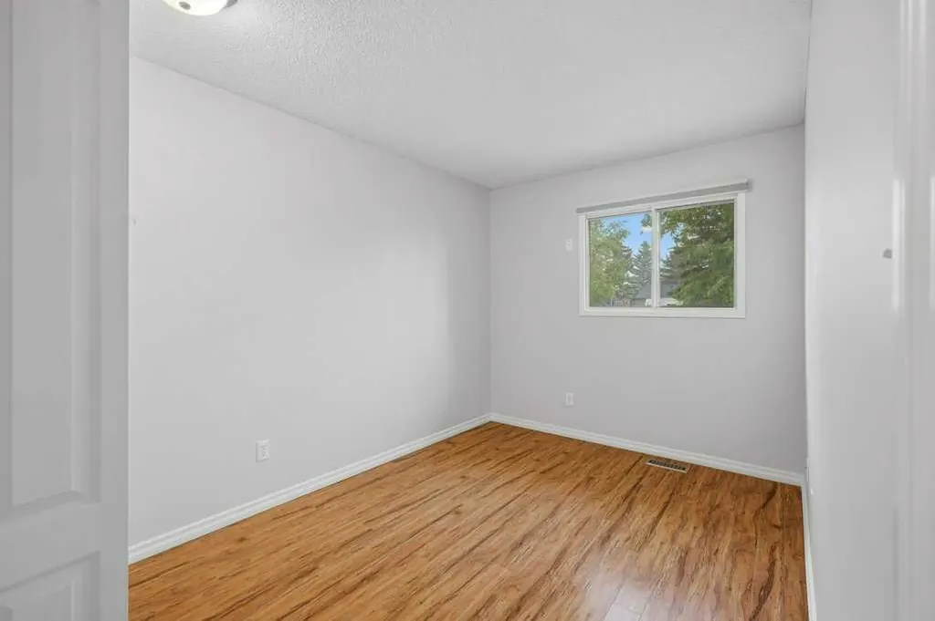 102 Denovan Crescent Red Deer AB T4R 1W2