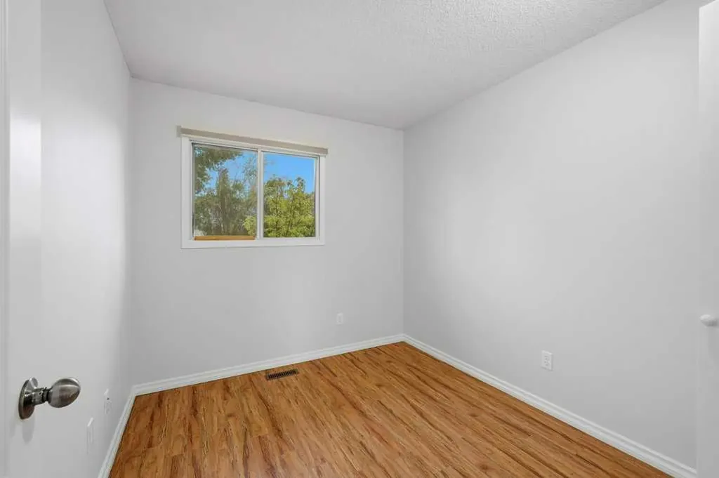 102 Denovan Crescent Red Deer AB T4R 1W2