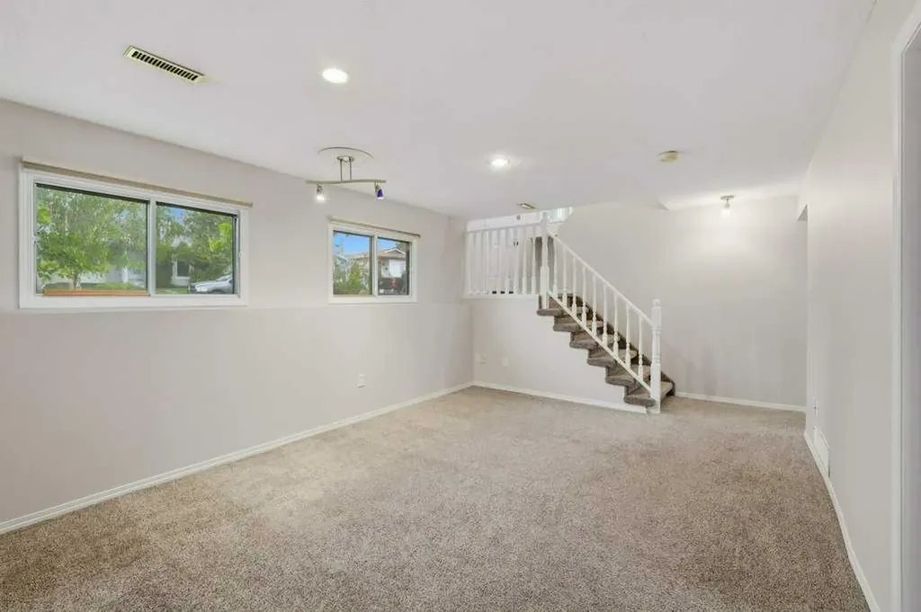 102 Denovan Crescent Red Deer AB T4R 1W2