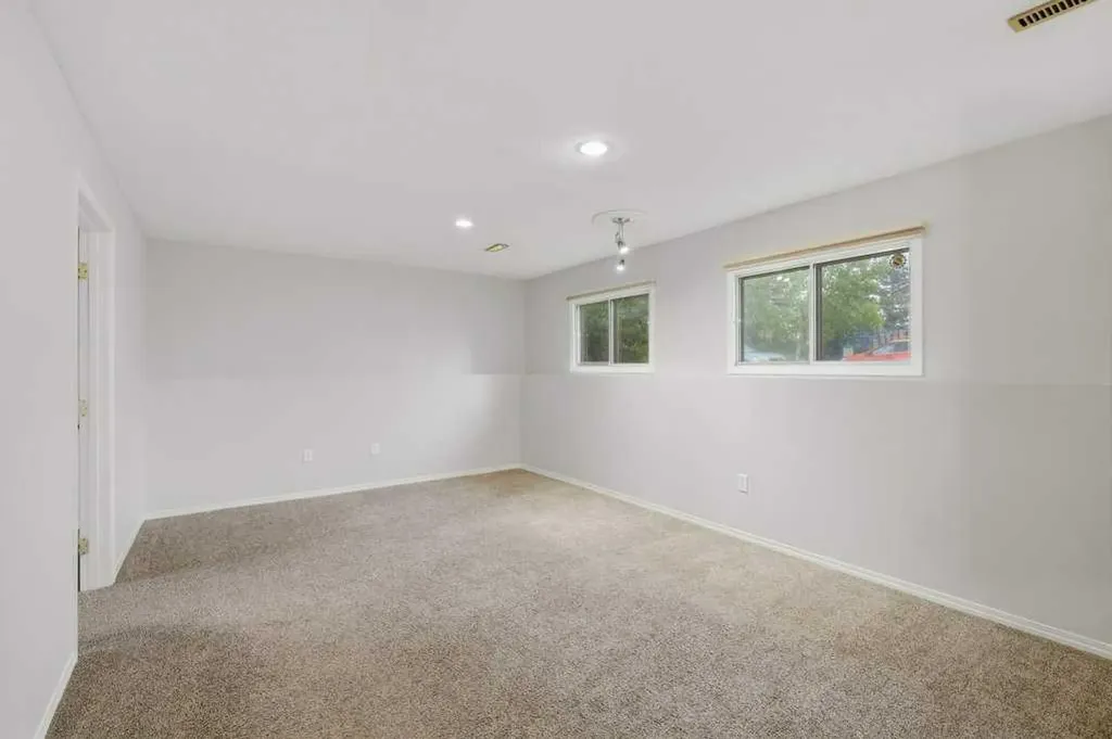 102 Denovan Crescent Red Deer AB T4R 1W2