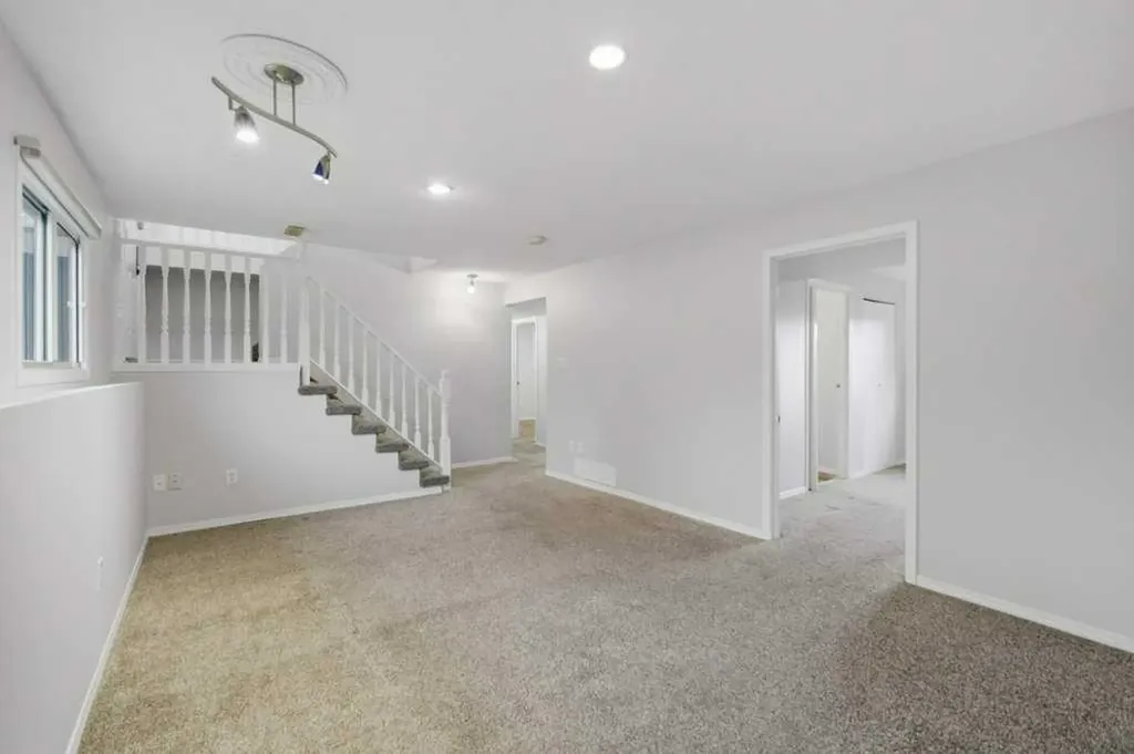 102 Denovan Crescent Red Deer AB T4R 1W2