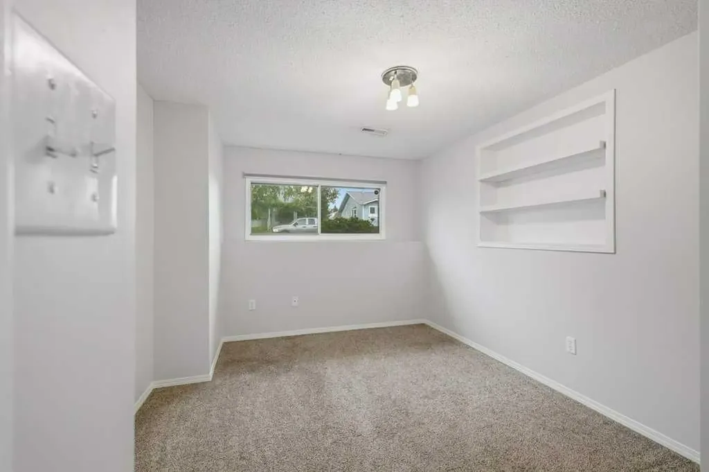 102 Denovan Crescent Red Deer AB T4R 1W2