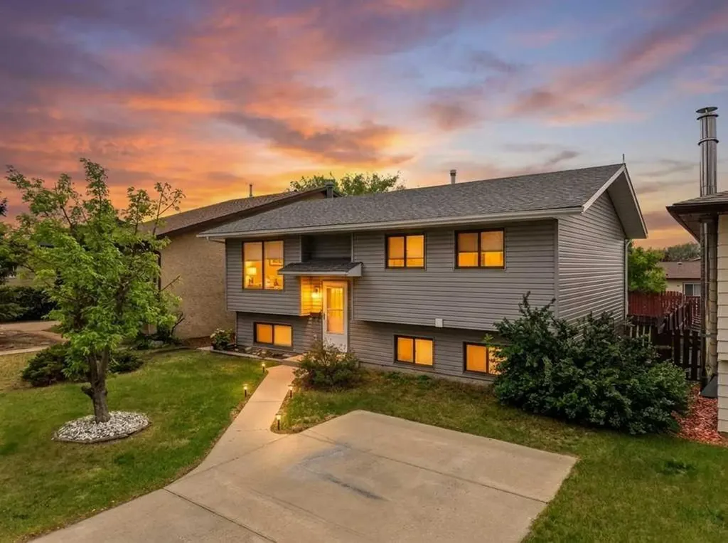 102 Denovan Crescent Red Deer AB T4R 1W2