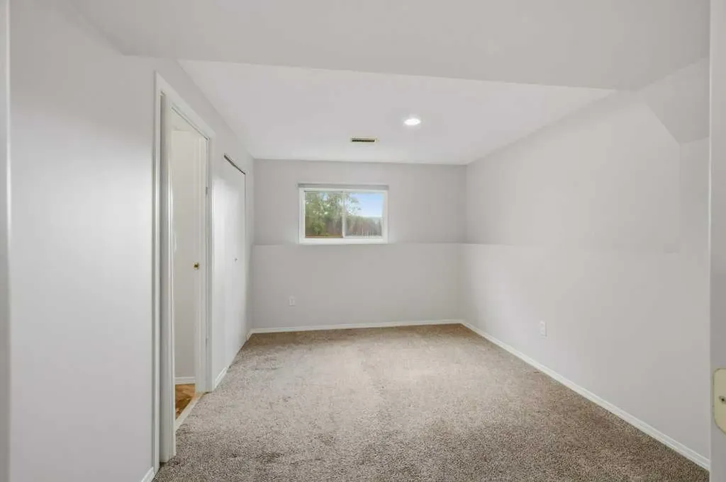 102 Denovan Crescent Red Deer AB T4R 1W2