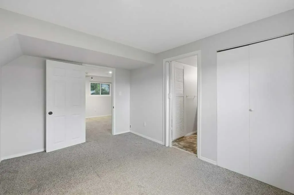 102 Denovan Crescent Red Deer AB T4R 1W2
