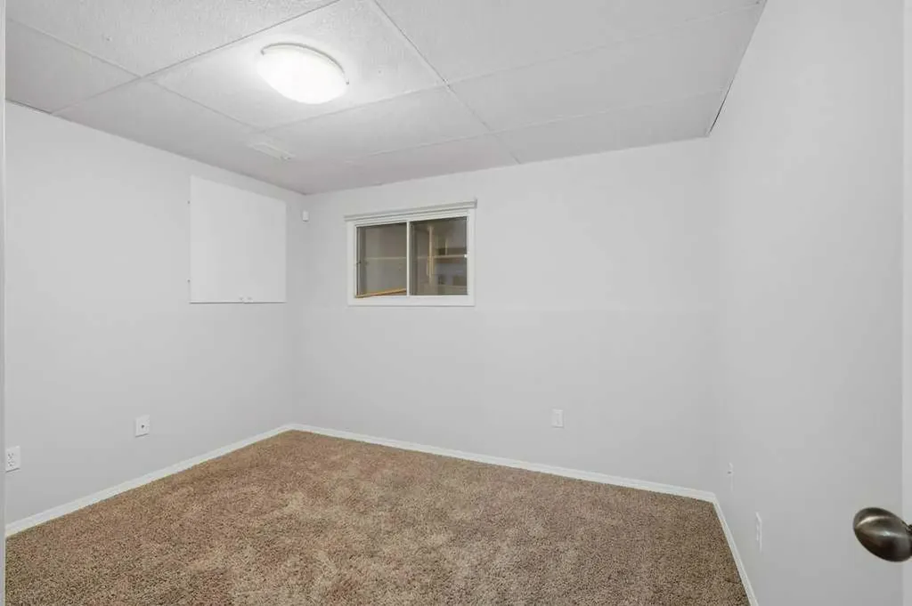 102 Denovan Crescent Red Deer AB T4R 1W2