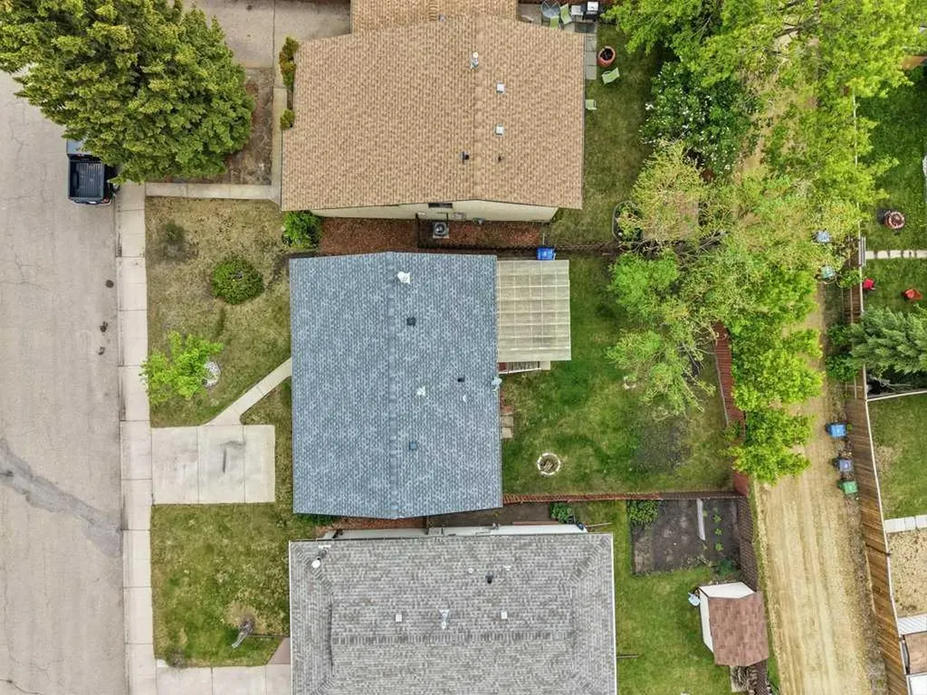 102 Denovan Crescent Red Deer AB T4R 1W2