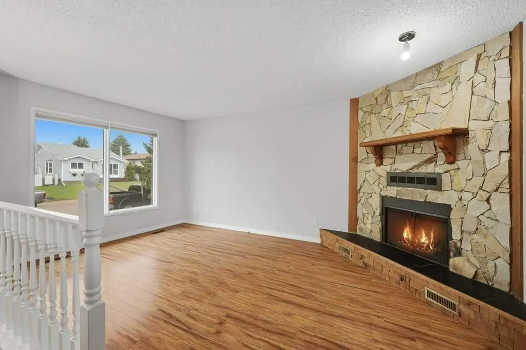 102 Denovan Crescent Red Deer AB T4R 1W2