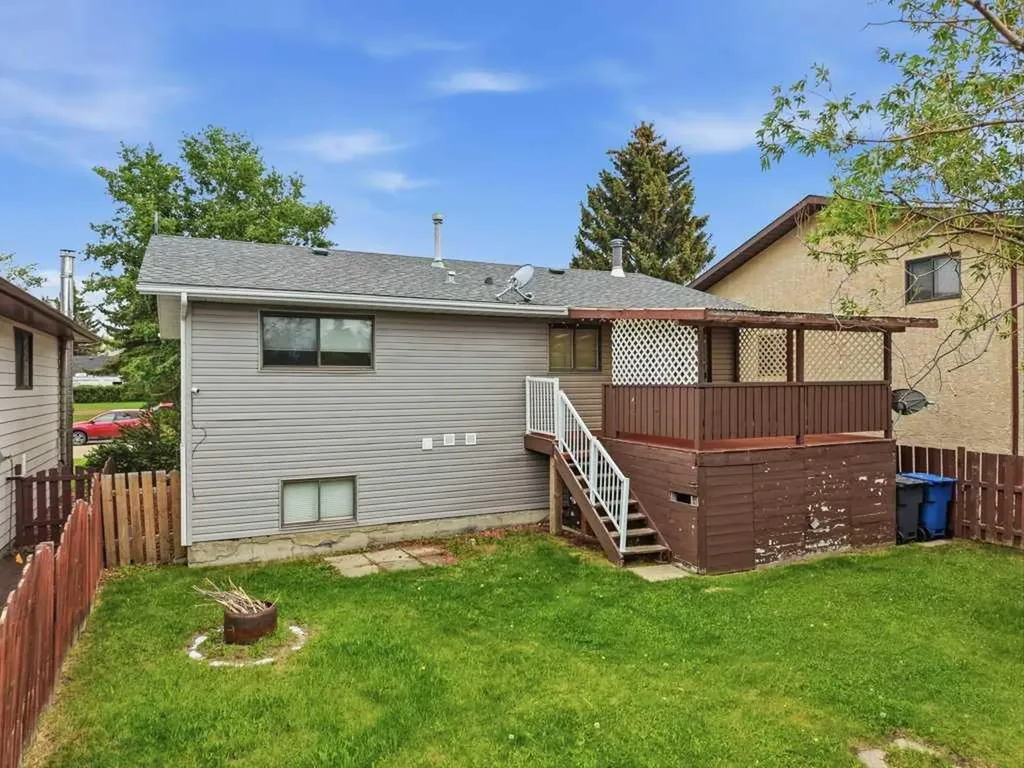 102 Denovan Crescent Red Deer AB T4R 1W2