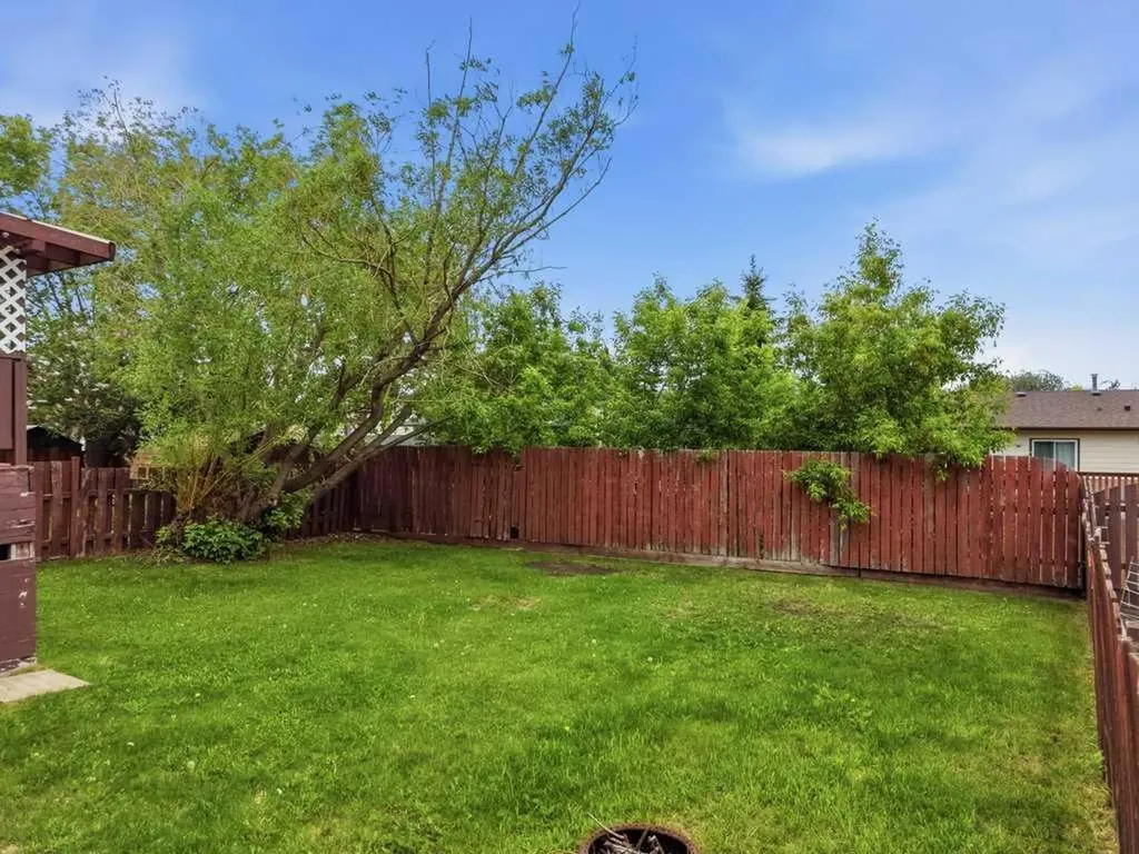 102 Denovan Crescent Red Deer AB T4R 1W2