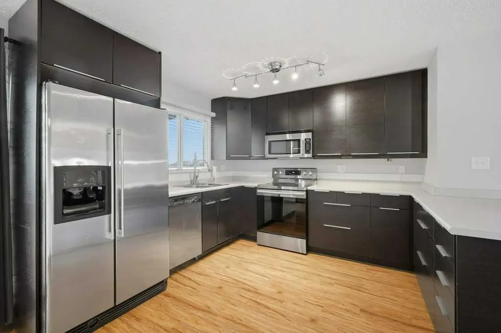 102 Denovan Crescent Red Deer AB T4R 1W2