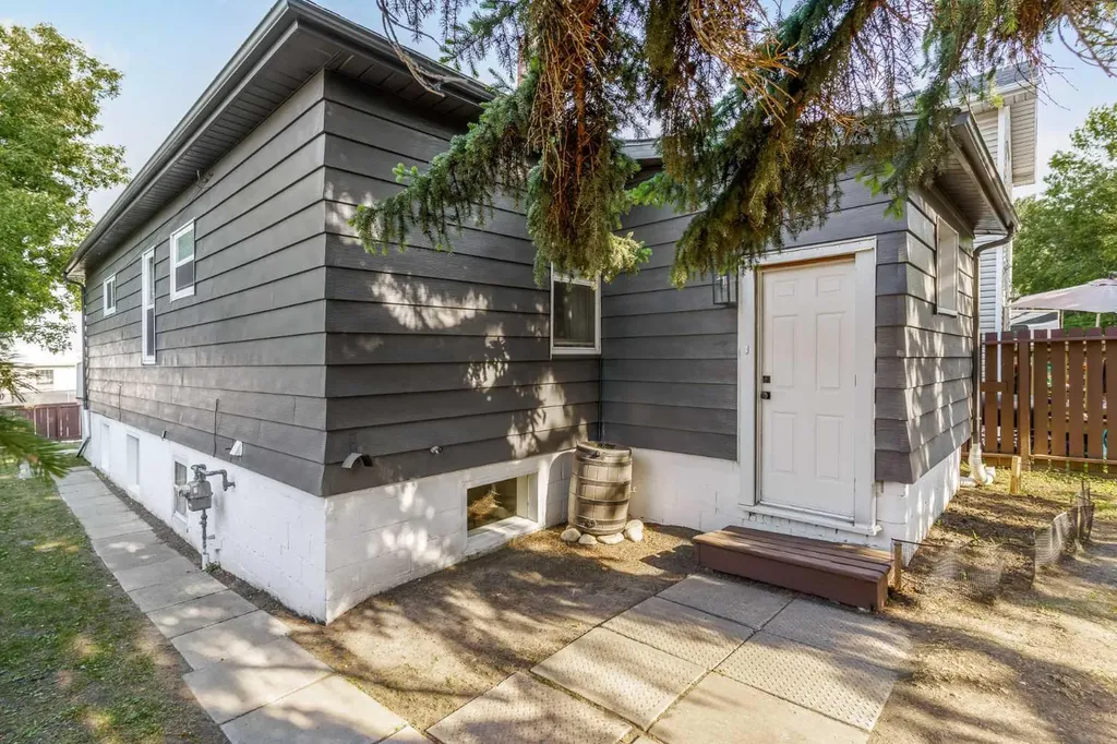 3807 1 Street NE Calgary AB T2E 3E1