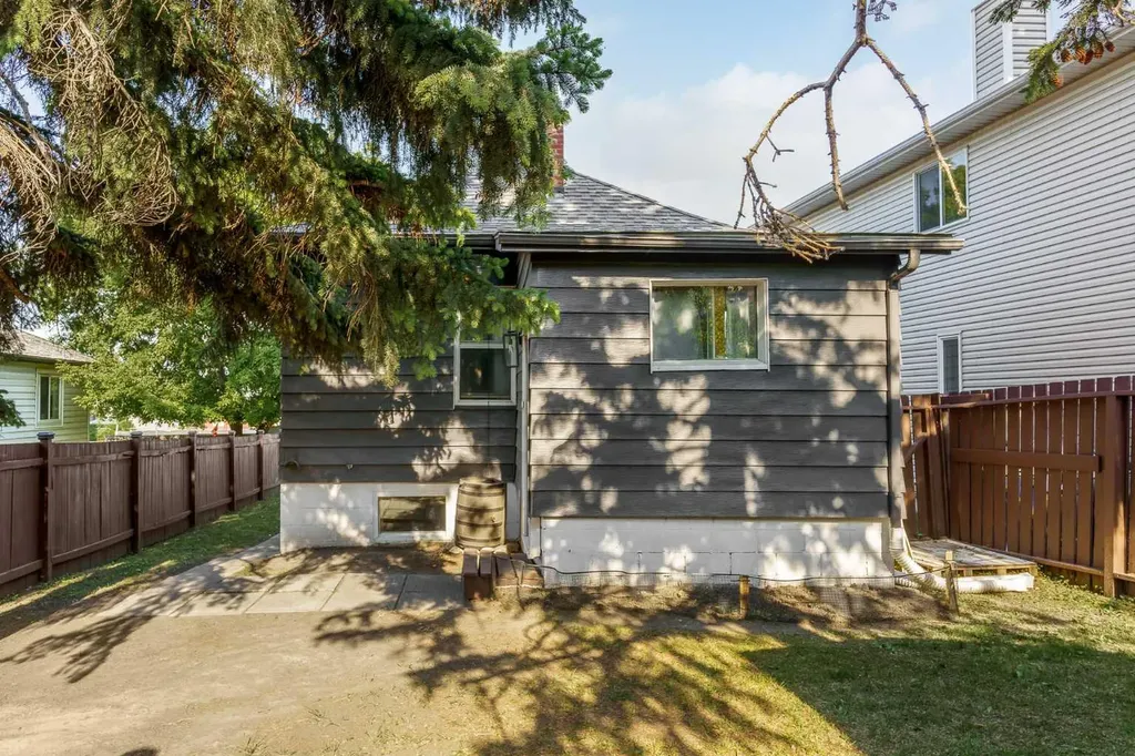 3807 1 Street NE Calgary AB T2E 3E1