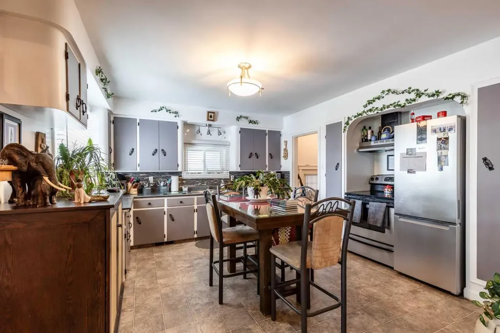 54 9 Street SW Medicine Hat AB T1A 4N6