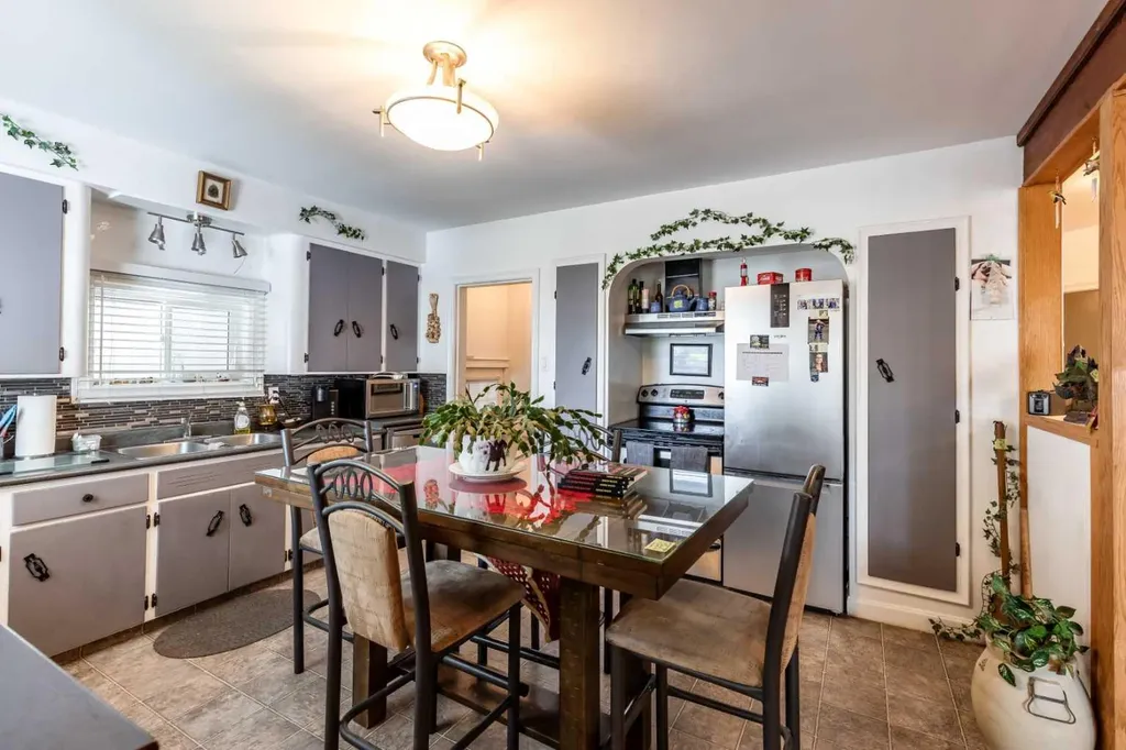 54 9 Street SW Medicine Hat AB T1A 4N6